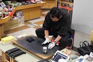 墨を練っているところ 墨を練っているところ